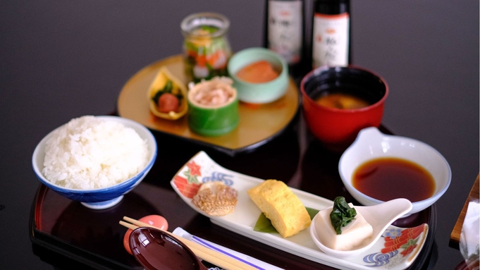 【1泊朝食付き】こだわりの地元食材を使った和定食！とろとろ温泉もご堪能下さい！チェックイン21時まで